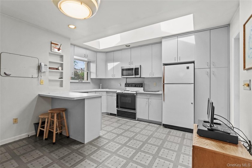 Welcome home to the East End of New Rochelle's highly desirable - photo 9