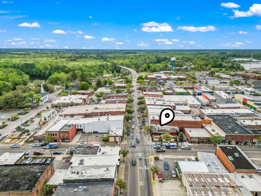 Offered for sale turn key building. Purchaser has the option to - photo 8