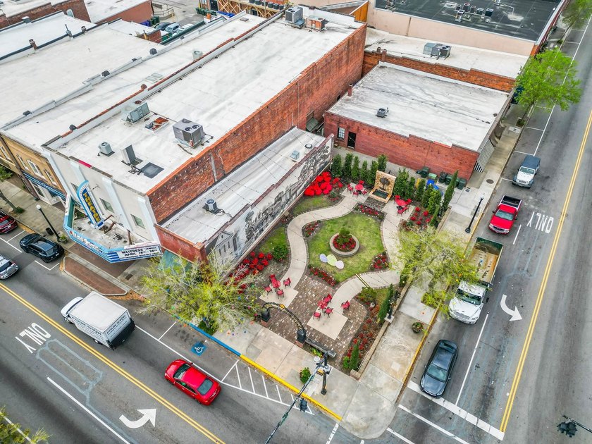 Offered for sale turn key building. Purchaser has the option to - photo 10