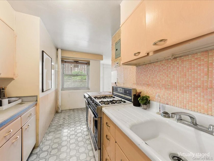 A sunlit 1BR apt with private patio with a great park view and - photo 5
