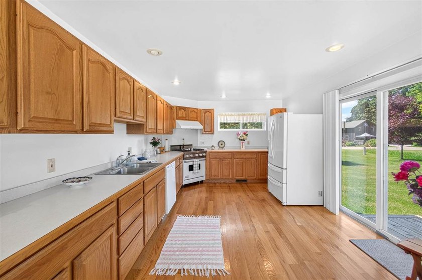 Located just minutes from Lake Michigan public beach, boat - photo 19