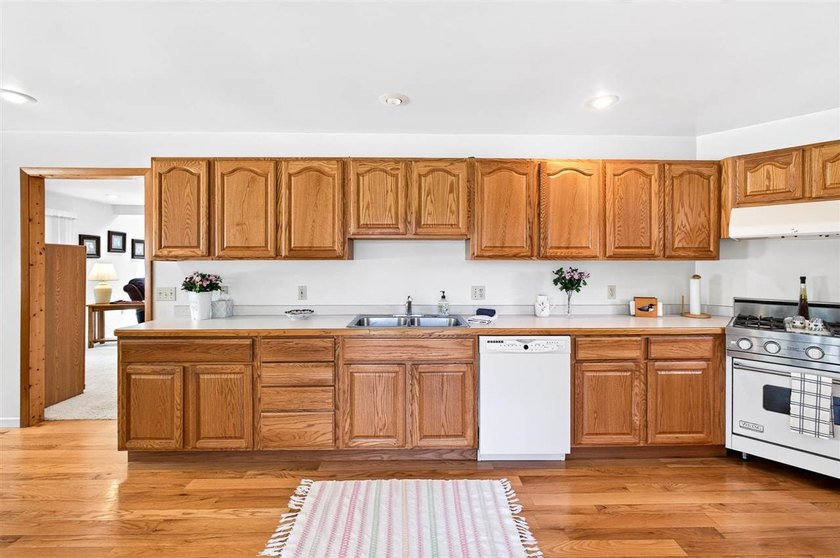 Located just minutes from Lake Michigan public beach, boat - photo 20
