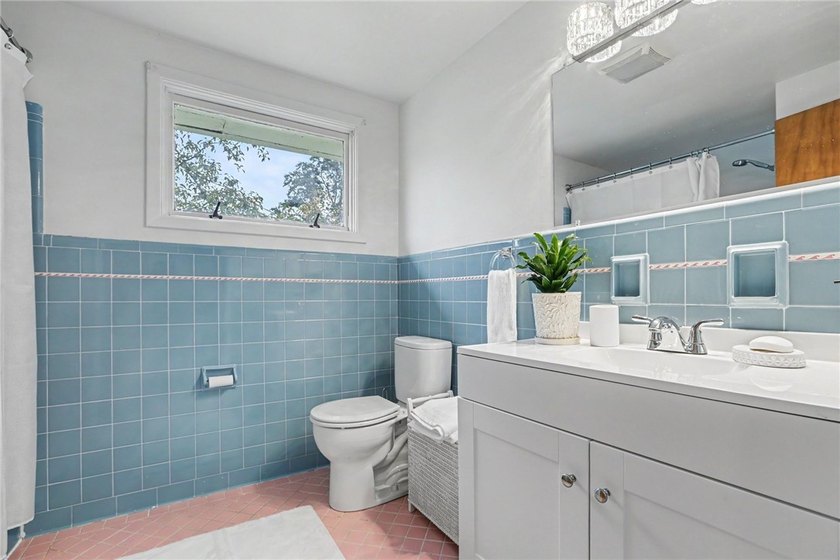 This beautifully maintained 3-bedroom Colonial offers timeless - photo 21