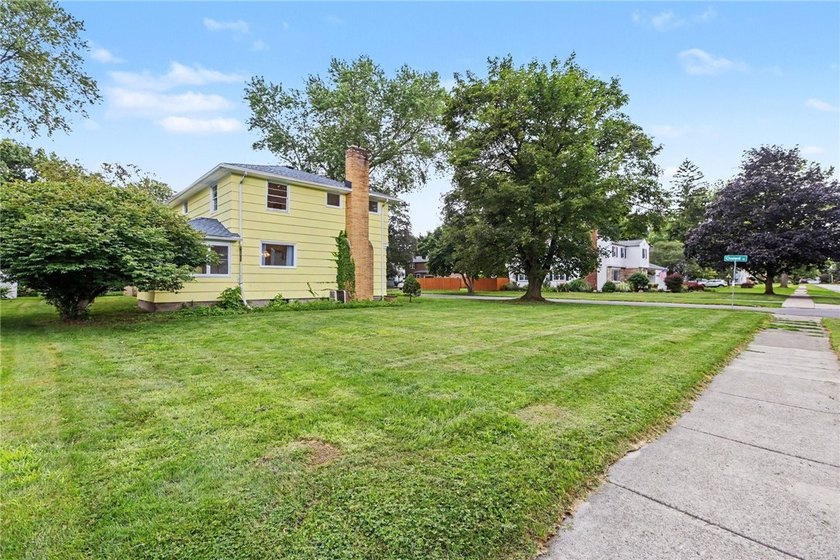 This beautifully maintained 3-bedroom Colonial offers timeless - photo 27