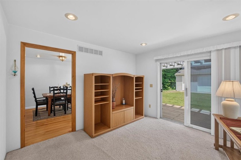 Located just minutes from Lake Michigan public beach, boat - photo 29