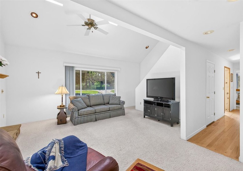 Located just minutes from Lake Michigan public beach, boat - photo 30