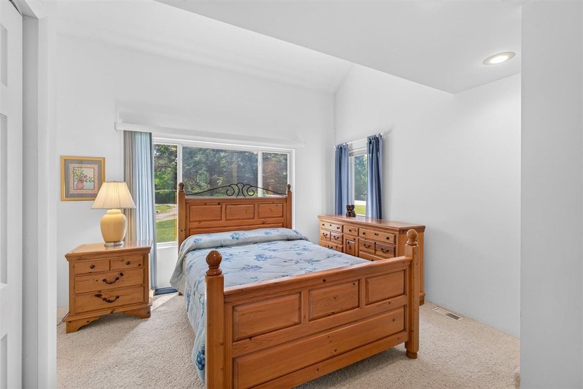 Located just minutes from Lake Michigan public beach, boat - photo 32