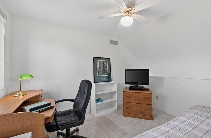 Located just minutes from Lake Michigan public beach, boat - photo 37