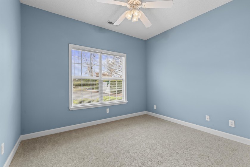 NEWLY REFRESHED &amp; MOVE-IN READY! Discover this inviting - photo 4
