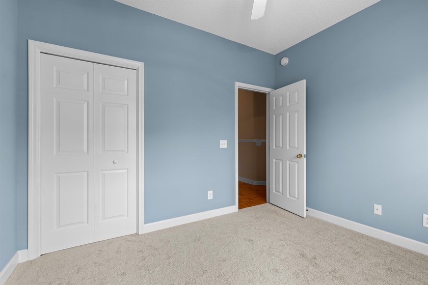 NEWLY REFRESHED &amp; MOVE-IN READY! Discover this inviting - photo 5