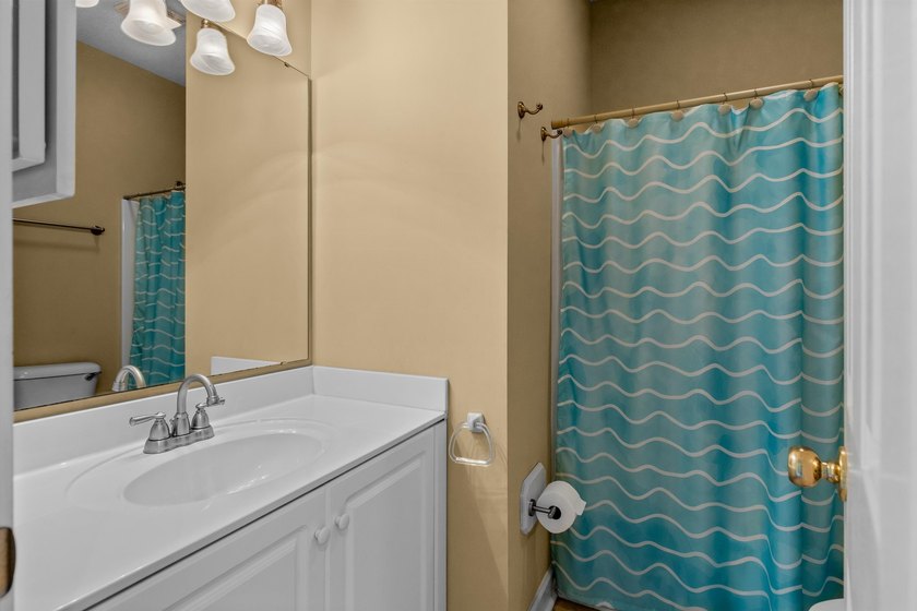 NEWLY REFRESHED &amp; MOVE-IN READY! Discover this inviting - photo 7