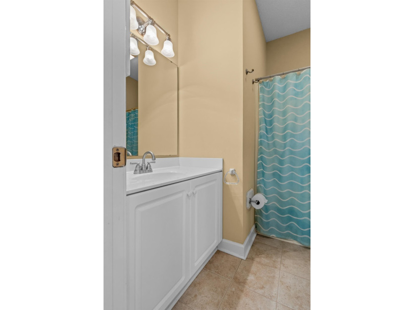 NEWLY REFRESHED &amp; MOVE-IN READY! Discover this inviting - photo 8