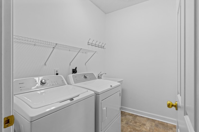 NEWLY REFRESHED &amp; MOVE-IN READY! Discover this inviting - photo 9