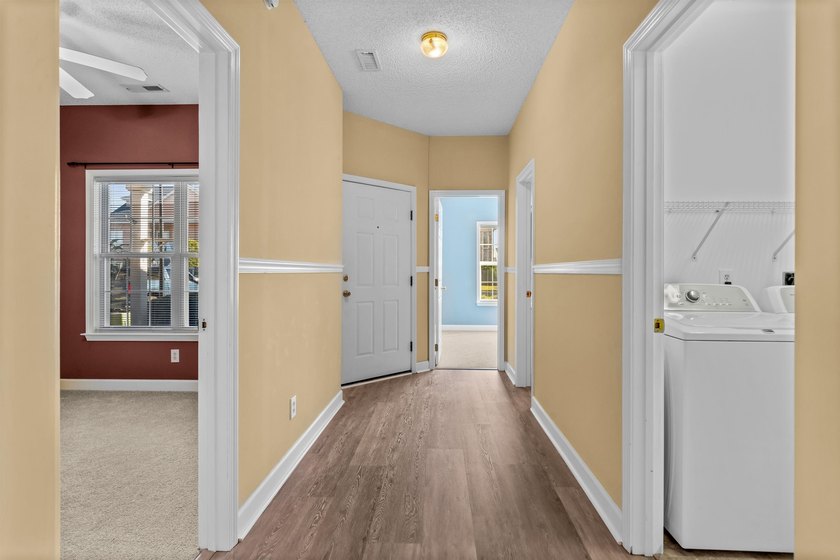 NEWLY REFRESHED &amp; MOVE-IN READY! Discover this inviting - photo 10