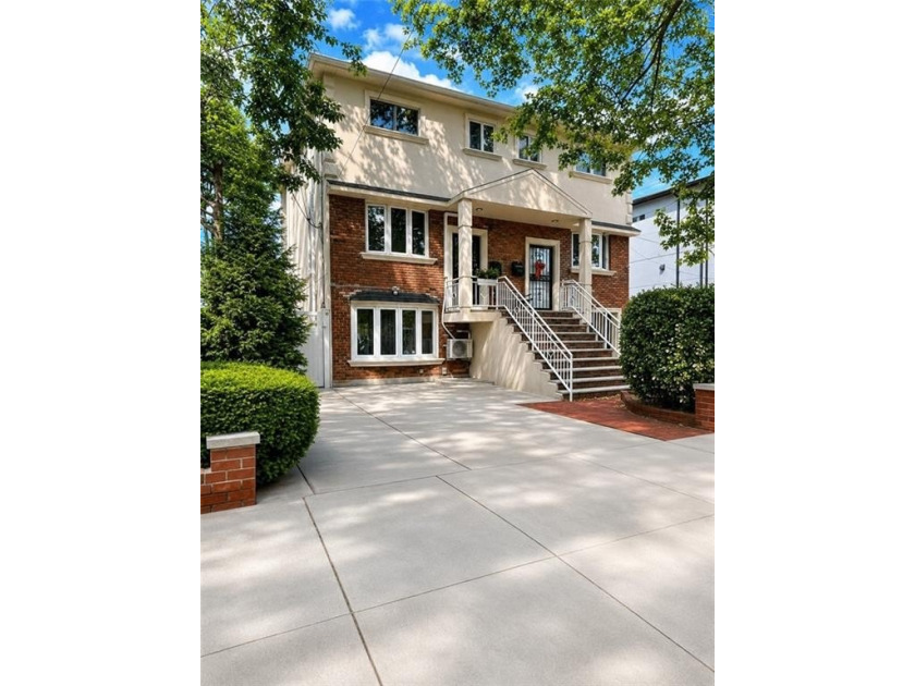 Beautiful and spacious semi-detached single-family home in the - photo 3