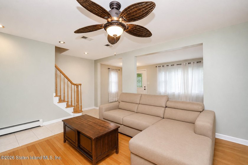 Charming and beautifully updated single-family colonial house - photo 3