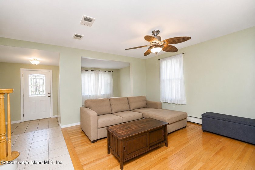 Charming and beautifully updated single-family colonial house - photo 5