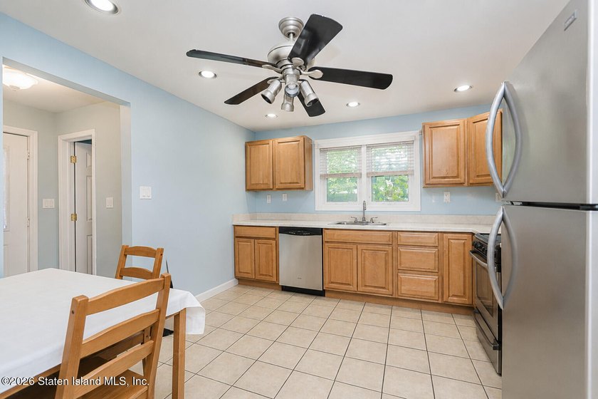 Charming and beautifully updated single-family colonial house - photo 10