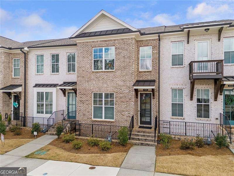 Welcome to this beautifully upgraded three-level townhouse - photo 2
