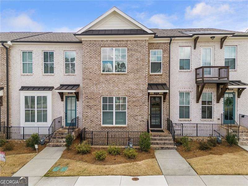 Welcome to this beautifully upgraded three-level townhouse - photo 3