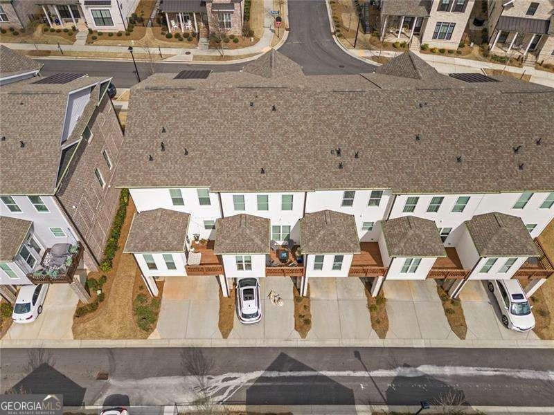 Welcome to this beautifully upgraded three-level townhouse - photo 4