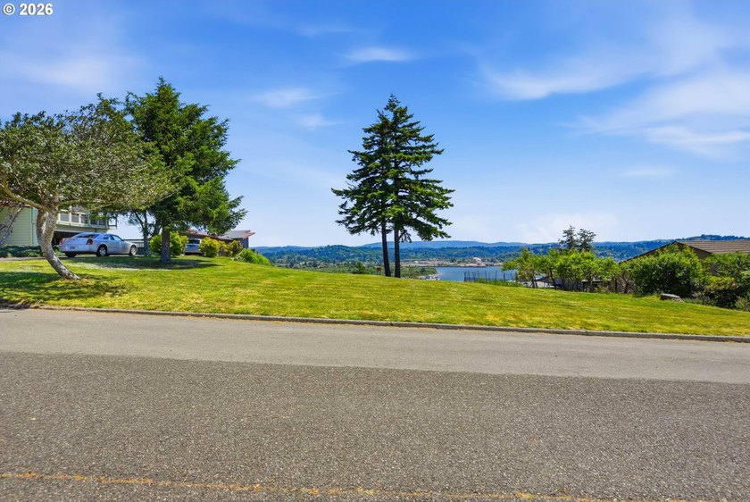 Located on the desirable Telegraph Hill in Coos Bay, this rare - photo 4