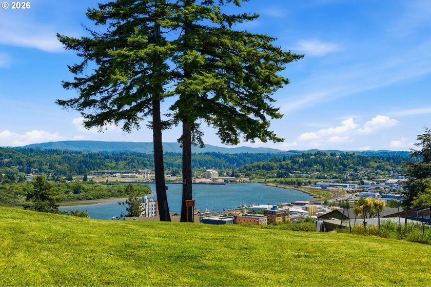 Located on the desirable Telegraph Hill in Coos Bay, this rare - photo 6