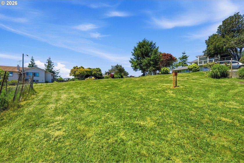 Located on the desirable Telegraph Hill in Coos Bay, this rare - photo 7