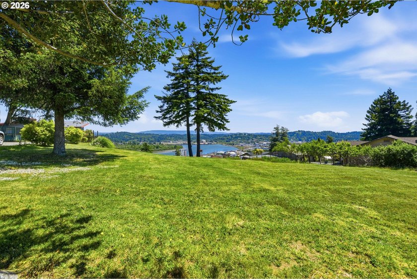 Located on the desirable Telegraph Hill in Coos Bay, this rare - photo 8