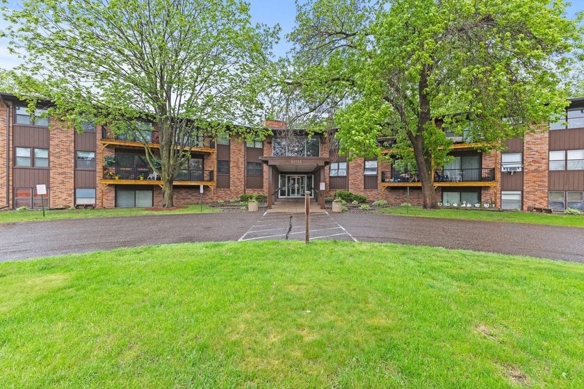 Welcome to easy living in this charming first-level 1-bedroom - photo 11
