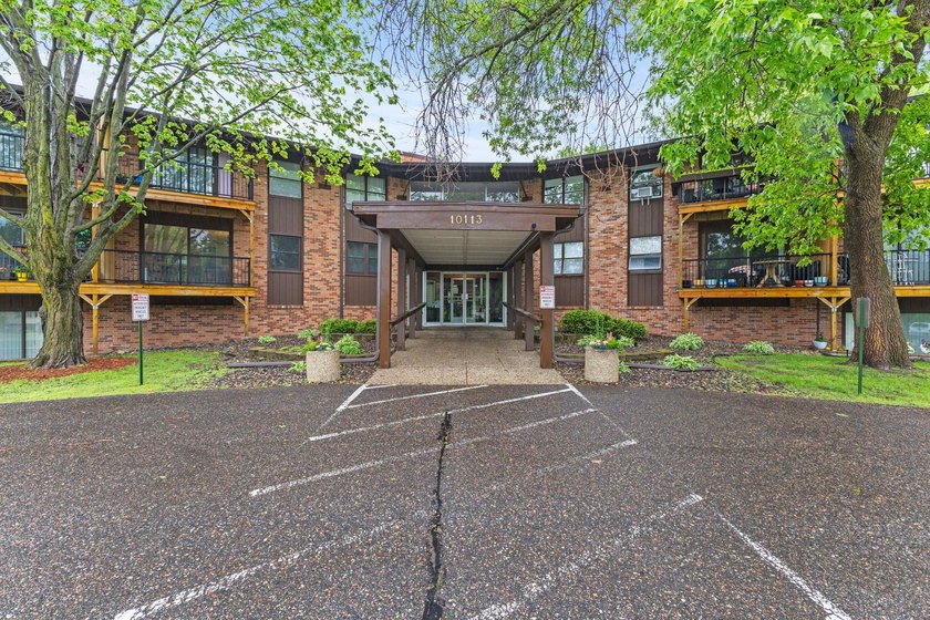 Welcome to easy living in this charming first-level 1-bedroom - photo 12