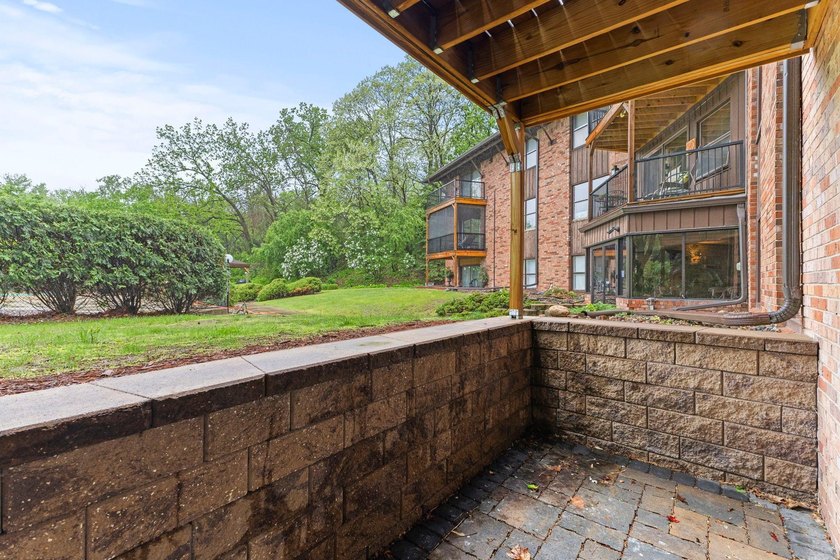 Welcome to easy living in this charming first-level 1-bedroom - photo 14