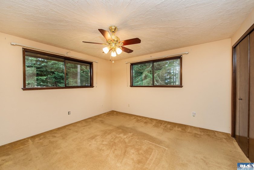 Very nice 2 bedroom, 2.5 bath home on beautifully wooded lot - photo 22