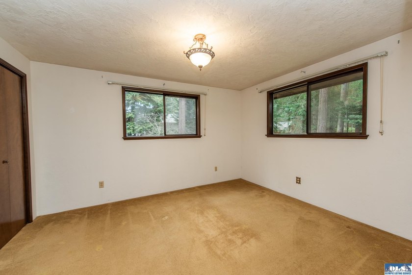 Very nice 2 bedroom, 2.5 bath home on beautifully wooded lot - photo 27