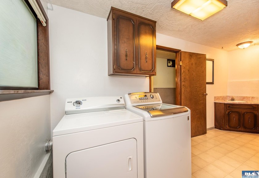 Very nice 2 bedroom, 2.5 bath home on beautifully wooded lot - photo 30