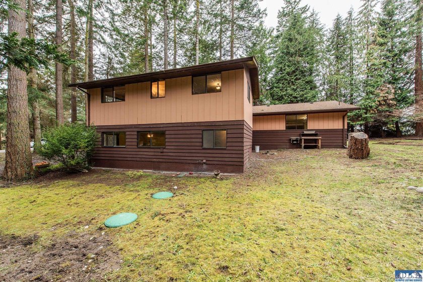 Very nice 2 bedroom, 2.5 bath home on beautifully wooded lot - photo 38