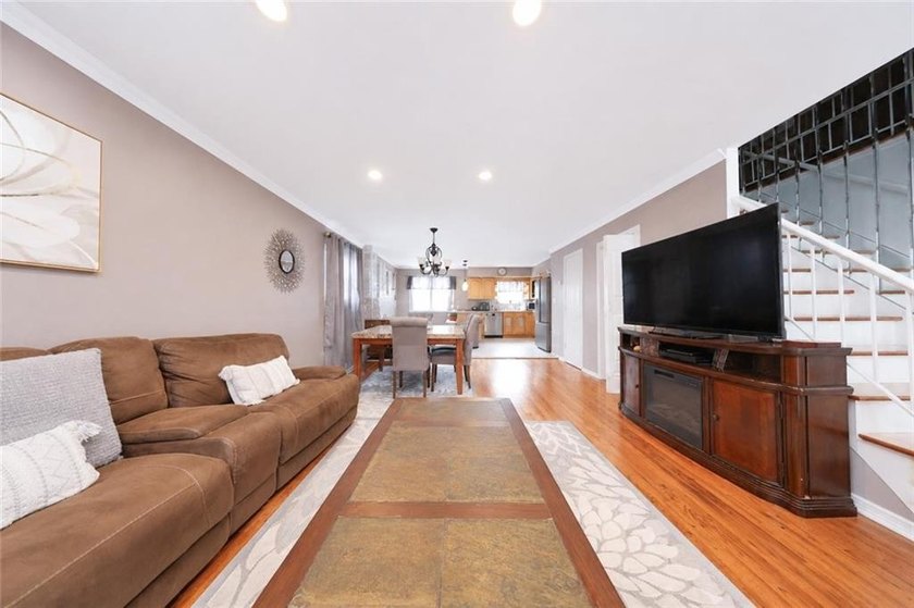 Beautifully maintained semi-detached corner single-family home - photo 8