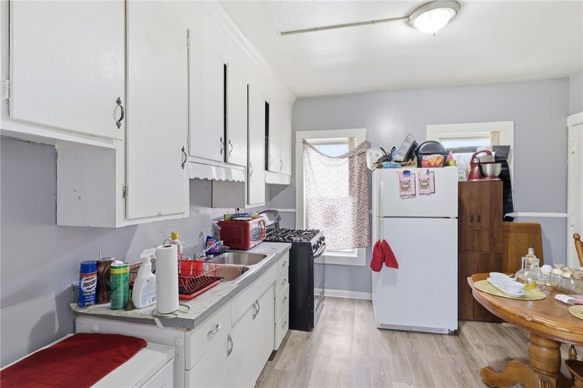 Spacious up-and-down two-family property in a highly accessible - photo 20