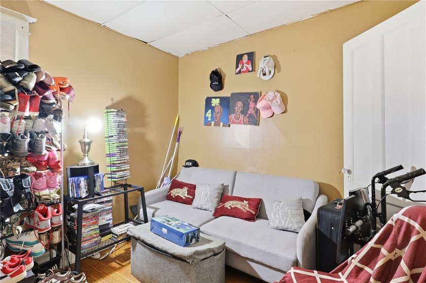Spacious up-and-down two-family property in a highly accessible - photo 24