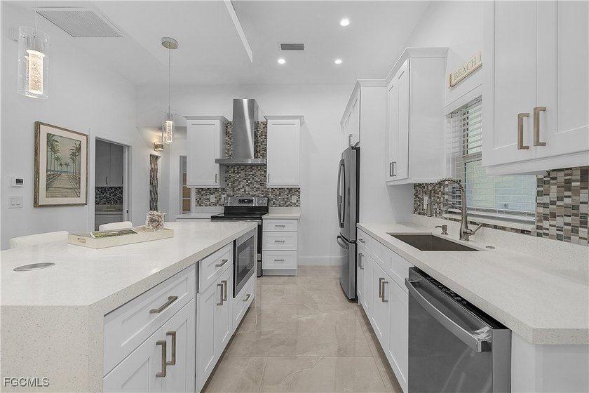 Meticulously Cared For, Beautifully Designer Furnished, And - photo 5