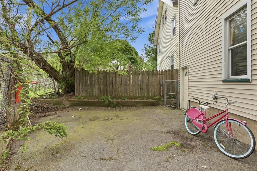 Spacious up-and-down two-family property in a highly accessible - photo 27