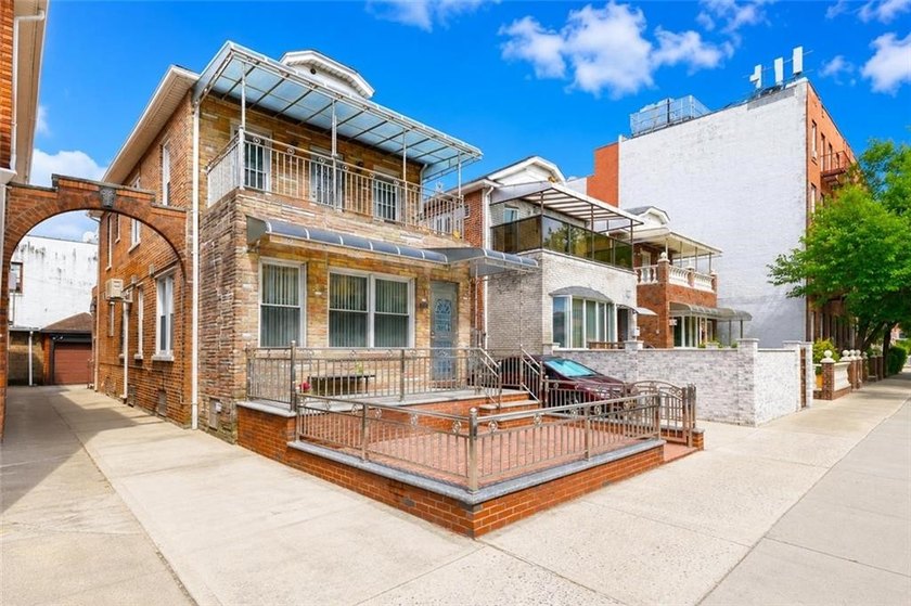 Discover this exceptional Fully Detached, Large single-family - photo 4