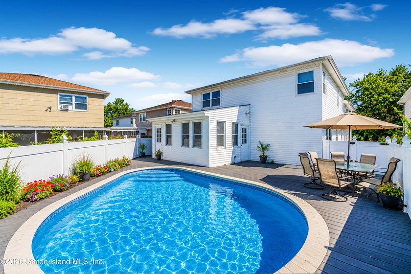 Extra large 2 family high ranch located in the desirable New - photo 4
