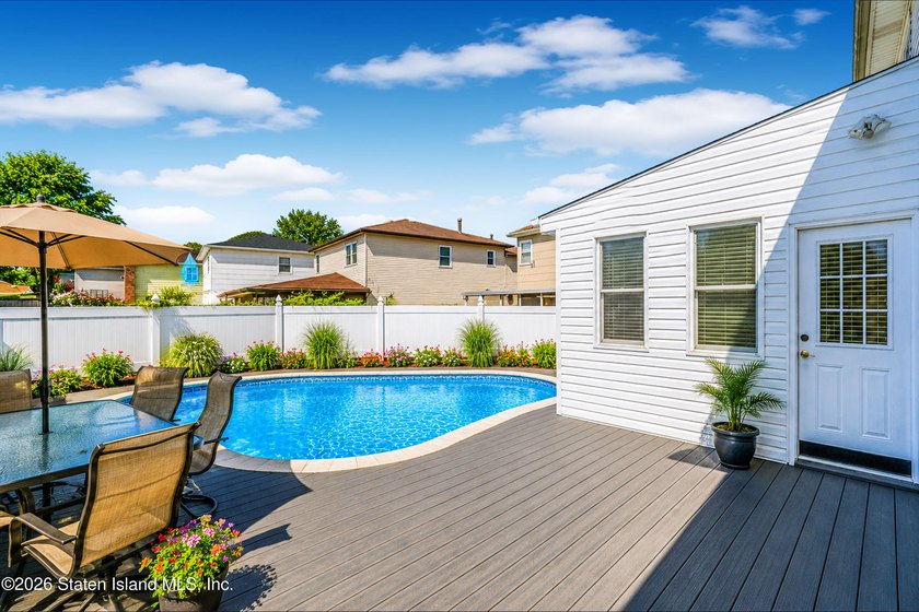 Extra large 2 family high ranch located in the desirable New - photo 5