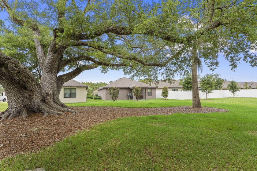 Welcome to this stunning spacious Cali model home located in the - photo 33