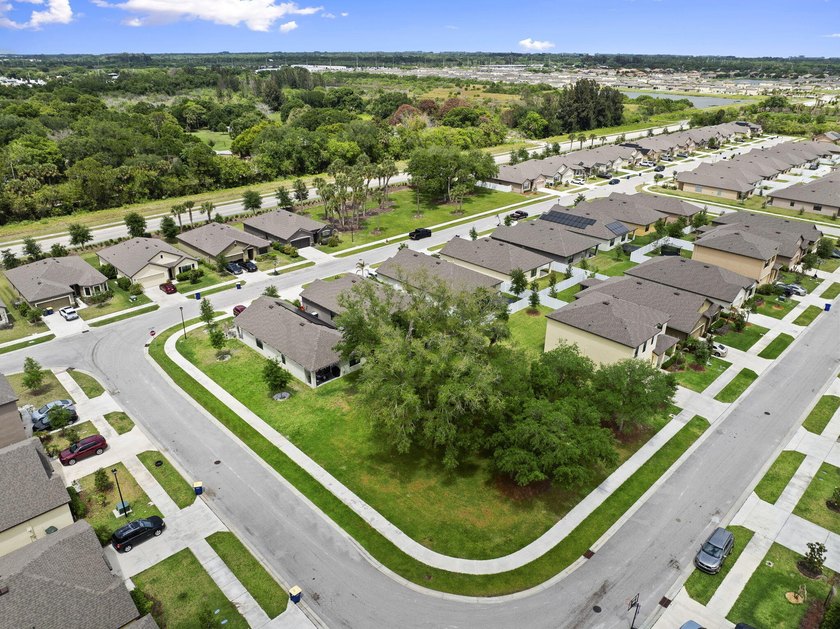 Welcome to this stunning spacious Cali model home located in the - photo 45