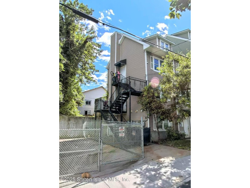 Amazing Opportunity to own a Legal 3 Family with all separate - photo 2