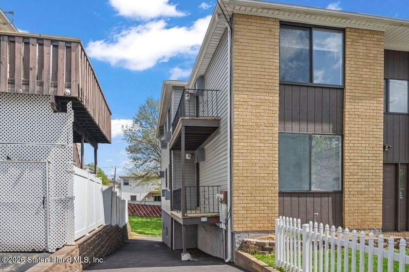 Two Family Semi (6 over 6) with built in, oversized, 1.5 car - photo 3