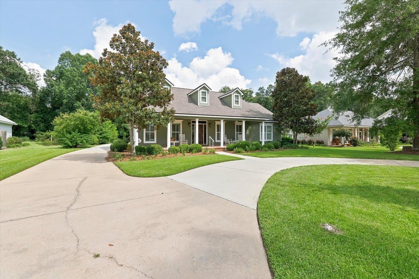 Welcome home to this beautiful Southern Traditional residence - photo 2