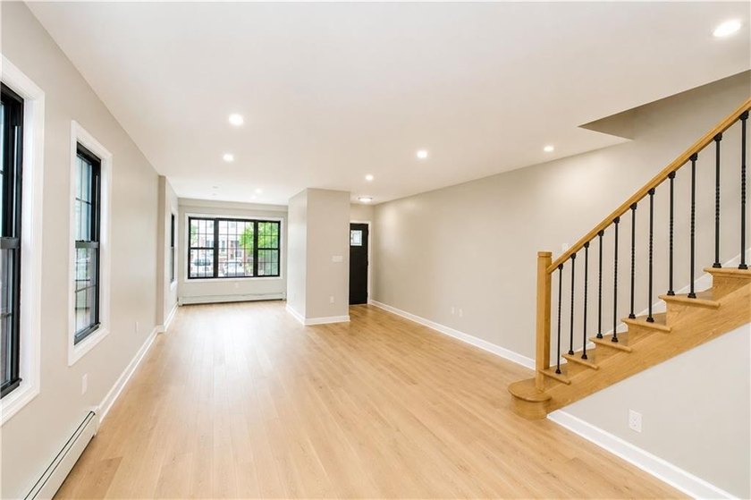 Beautifully renovated 3-bedroom, 3-bathroom home in desirable - photo 8